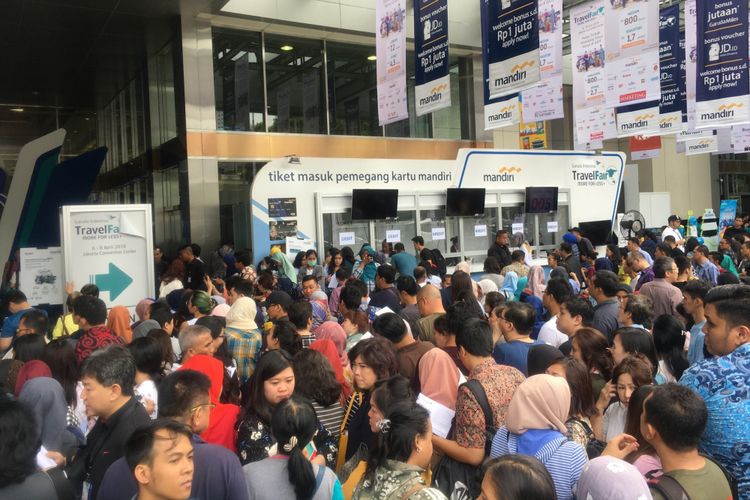 Antrean pengunjung di hari pertama digelarnya Garuda Indonesia Travel Fair 2018 di Jakarta Convention Centre, Jumat (6/4/2018). Pameran berlangsung hingga Minggu (8/4/2018).