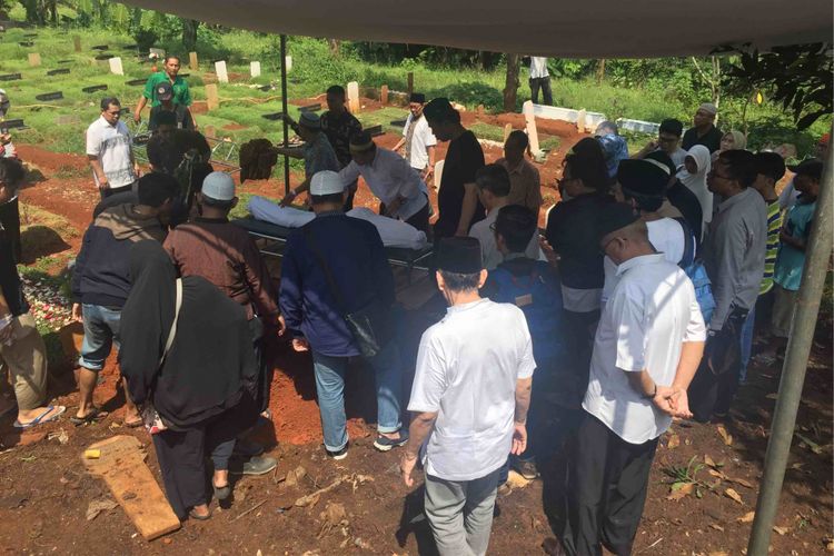 Jenazah Hunaedi, pensiunan TNI AL yang ditewas ditusuk di rumahnya, Kompleks TNI AL, Jalan Karang Tengah Raya, Pondok Labu, Jakarta Selatan tang tewas pada Kamis malam dimakamkan di TPU Pondok Labu, Jakarta Selatan, Jumat (6/4/2018). 