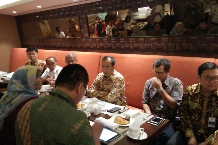 Menteri Perhubungan Budi Karya Sumadi saat berbincang dengan komunitas KRL Mania mengenai masalah KRL Tangerang-Duri dengan kereta Bandara Soekarno-Hatta di Hotel Le Meridien, Jakarta Pusat, Jumat (6/4/2018).