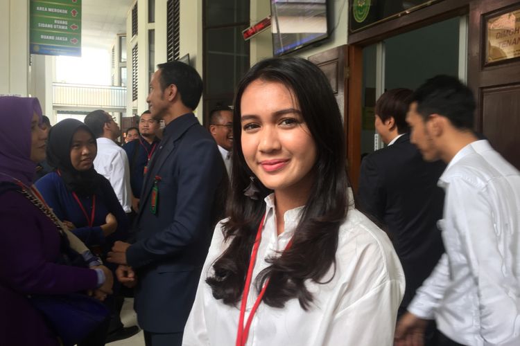 Dea Annisa, yang pernah dikenal dengan nama Dhea Imut, hadir di Pengadilan Negeri Jakarta Selatan, Jalan Ampera Raya, Jakarta Selatan, Selasa (9/4/2018).