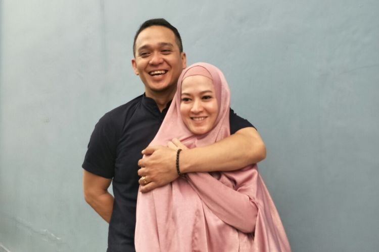 Lyra Virna  bersama sang suami Fadlan Muhammad saat ditemui di kawasan Tendean, Jakarta Selatan, Senin (9/4/2018).