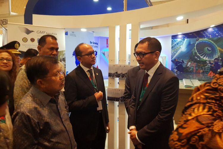 Kunjungan RI 2 ke Booth GMF. RI 2 diskusi dengan Direktur GMF Iwan Joeniarto tentang maskapai-maskapai yang menjadi customer GMF.