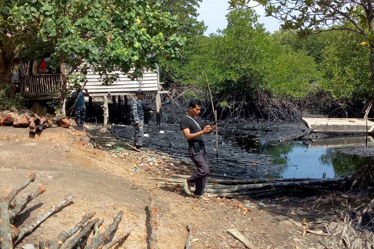 Tumpahan limbah minyak hitam yang mencemari perairan Pulau Kubung Kelurahan Ngenang Kecamatan Nongsa, Batam, Kepulauan Riau (Kepri) meresahkan. Bahkan dari tumpahan ini, aktivitas nelayan sekitar mengaku merugi, karena limbah menempel di bagian perahu. 