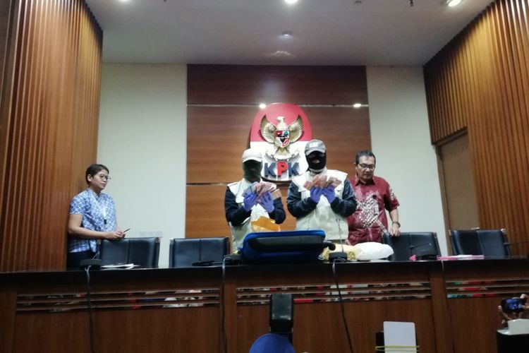 KPK menunjukkan barang bukti berupa uang ratusan juta rupiah hasil OTT di Kabupaten Bandung Barat yang digelar pada Selasa (10/4/2018) silam.