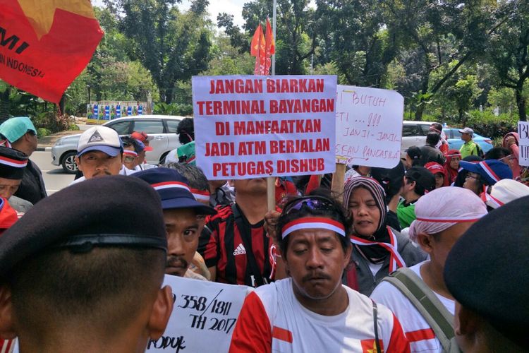 Paguyuban Bus AKAP DKI Jakarta demo di depan Balai Kota DKI, Rabu (11/4/2018). 