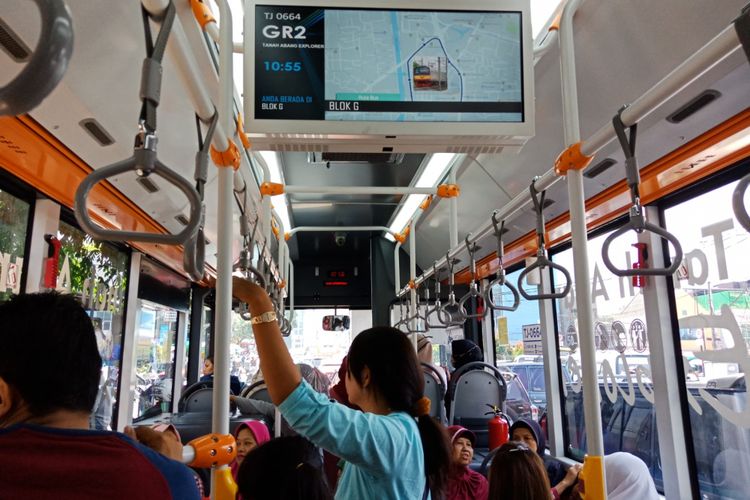 Wisatawan memadati Transjakarta Tanah Abang Explorer untuk berwisata belanja, Rabu (11/4/2018).