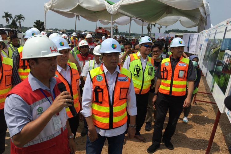 Menteri Perhubungan Budi Karya Sumadi saat meninjau proyek east cross taxiway di Bandara Soekarno-Hatta, Tangerang, Minggu (15/4/2018).