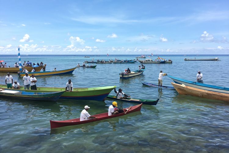 Para peserta yang akan memancing ikan kerapu dalam Festival Maksaira 2018, di Kepulauan Sula, Maluku Utara, Minggu (15/4/2018). 