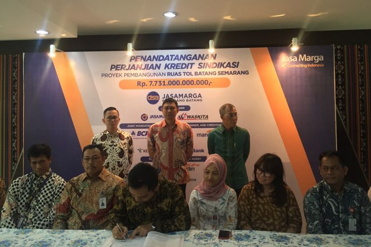 Penandatanganan kredit sindikasi proyek Jalan Tol Semarang-Batang di Kantor Pusat PT Jasa Marga (Persero) Tbk, Jakarta, Selasa (17/4/2018).