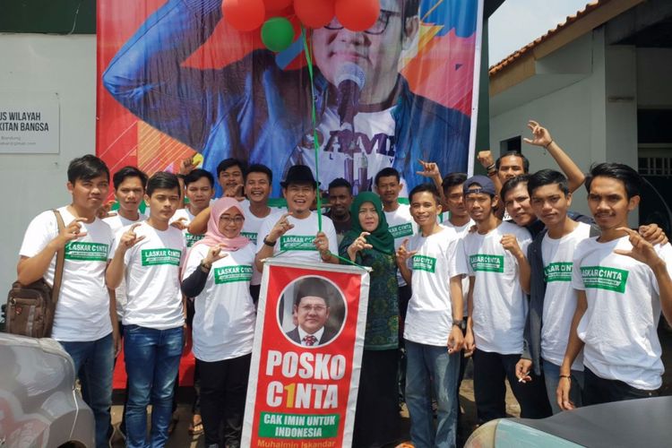 Oleh Soleh (pakai topi hitam) saat meresmikan Posko Cinta Jabar di Jalan Soekarno-Hatta Bandung, Jawa Barat, Selasa (17/4/2018).