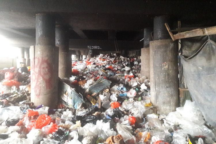 Hamparan sampah memenuhi lahan di kolong Tol Pelabuhan di kawasan Warakas, Tanjung Priok, Jakarta Utara, Rabu (18/4/2018) sore.