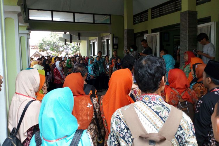 Ratusan Guru Tidak Tetap (GTT) dan Pengawai Tidak Tetap (PPT) di lingkungan SD Negeri serta SMP Negeri se-Kabupaten Semarang, Kamis (19/4/2018) siang menduduki Kantor Dinas  Pendidikan, Kebudayaan, Kepemudaan dan Olahraga (Disdikbudpora) setempat.