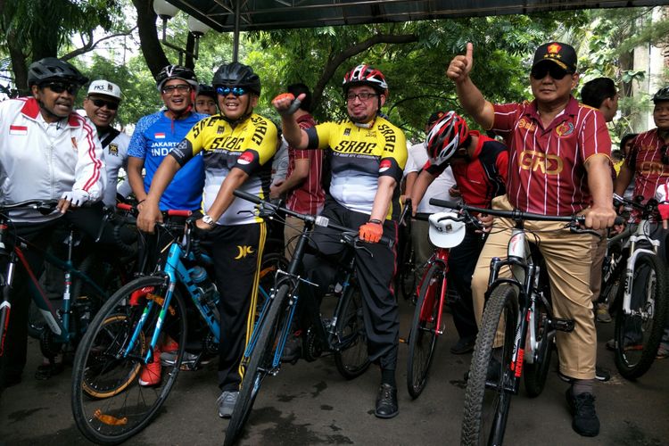 Presiden PKS Sohibul Iman dan Ketua Umum Gerindra Prabowo Subianto bersepeda bersama