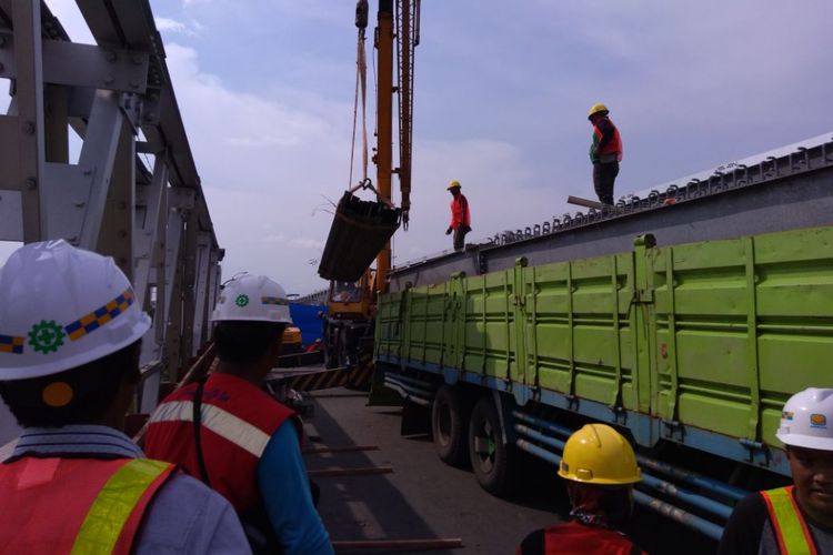 Proses evakuasi Jembatan Cincin Lama yang berlangsung sejak Sabtu, (22/4/2018).