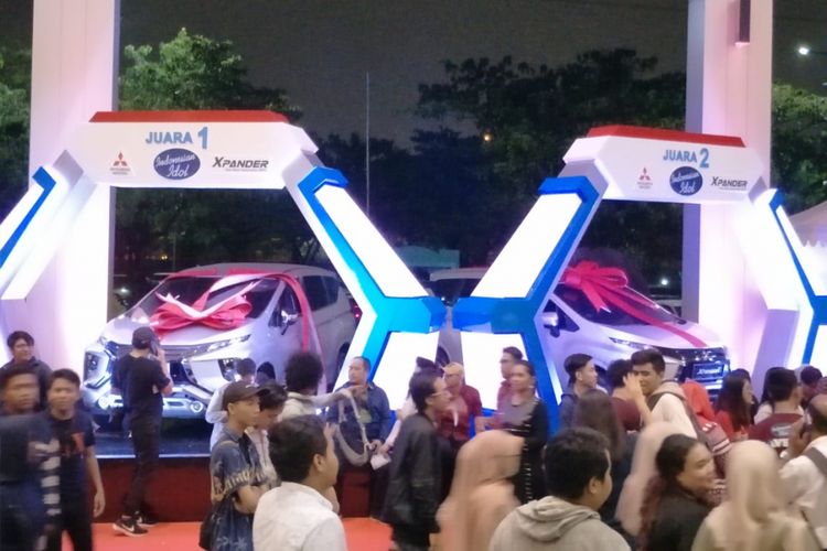 Maria Simorangkir dan Ahmad Abdul masing-masing berhak mendapatkan satu unit mobil Mitsubishi Xpander setelah mereka keluar sebagai juara 1 dan runner up di babak Result and Reunion Show Indonesian Idol 2018 yang digelar di Ecovention Taman Impian Jaya Ancol, Jakarta Utara, Senin (23/4/2018).