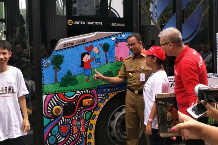 Gubernur DKI Jakarta Anies Baswedan meresmikan bus transjakarta yang dilukis oleh anak-anak penyandang autisme di Balai Kota DKI Jakarta, Selasa (24/4/2018).  