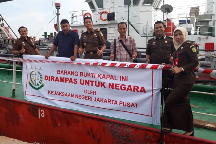 Kejaksaan telah mengamankan sebuah sebuah kapal tanker bernama Matahari Laut di Batam, Selasa (24/4/2018).