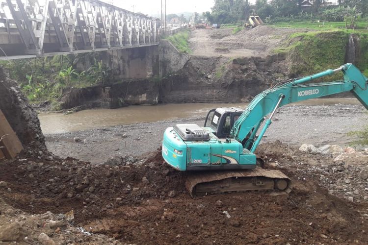 Pekerjaan duplikasi Jembatan Pedes, Bumiayu, Brebes, Jawa Tengah, Rabu (25/4/2018). 