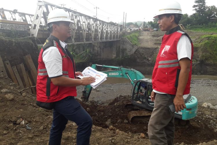 Kepala PPK Underpass Karangsawah dan Jembatan Kol Sunandar Cs tengah menjelaskan progres pembangunan underpass Karangsawah, Bumiayu, Brebes, Jawa Tengah, Rabu (25/4/2018). 