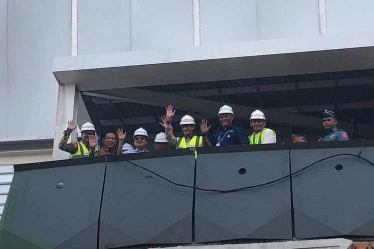 Wakil Gubernur DKI Jakarta Sandiaga Uno mendampongi Wakil Presiden Jusuf Kalla meninjau venue Asian Games, di Velodrome, Jumat (27/4/2018). 