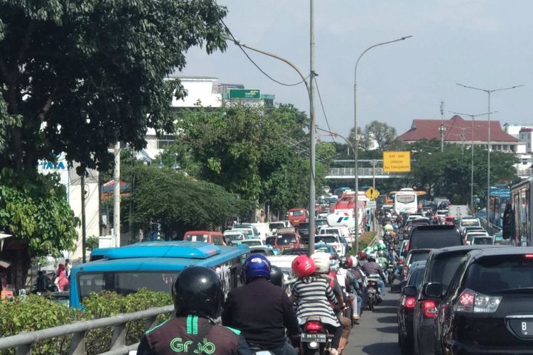 Macet di Jalan Kramat Raya imbas kegiatan di kawasan Monas, Jakarta Pusat, Sabtu (28/4/2018).