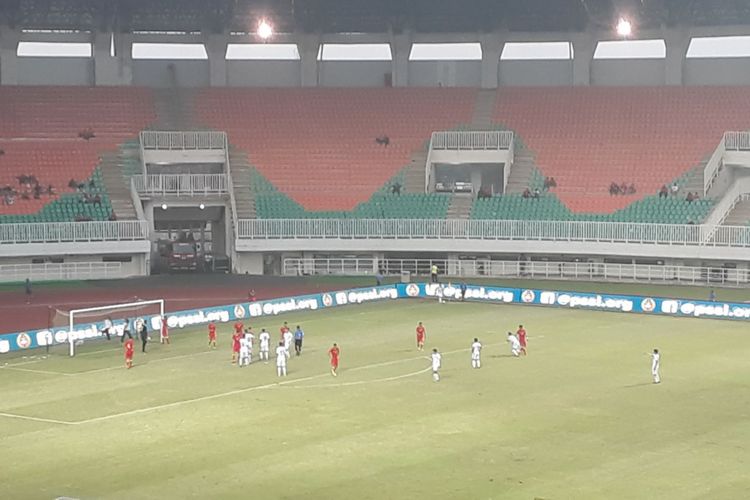 Laga matchday kedua PSSI Anniversary Cup 2018 antara timnas Uzbekistan dan timnas Bahrain di Stadion Pakansari, Kabupaten Bogor, Senin (30/4/2018).