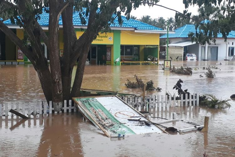 Bangunan Puskesmas Popayato Barat yang terendam banjir. Semua alat medis dan obat-oabatan terendam air tak bisa diselamatkan