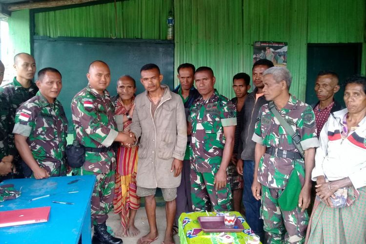 Bernadus Feka (35) saat berdamai dengan Anggota TNI dari Satuan Tugas Pengamanan Perbatasan  (Satgas Pamtas) Yonif 715/Motuliato, Sektor Barat