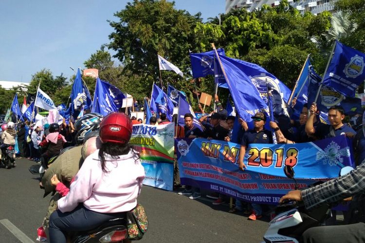Aksi buruh dari Sarbumusi menggelar aksi di depan Gedung Negara Grahadi Surabaya