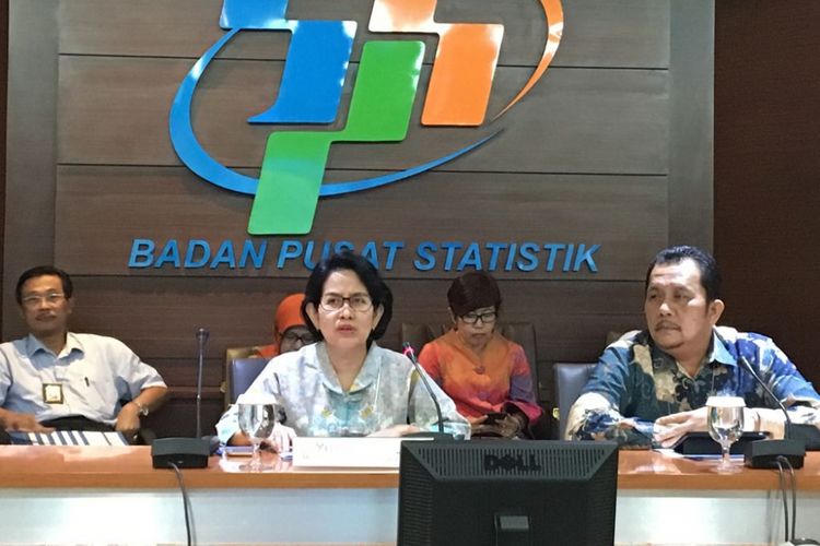 Deputi Bidang Statistik Distribusi dan Jasa Yunita Rusanti dan Deputi Bidang Statistik Produksi M Habibullah saat menggelar konferensi pers di kantor Badan Pusat Statistik (BPS), Jakarta Pusat, Rabu (2/5/2018).