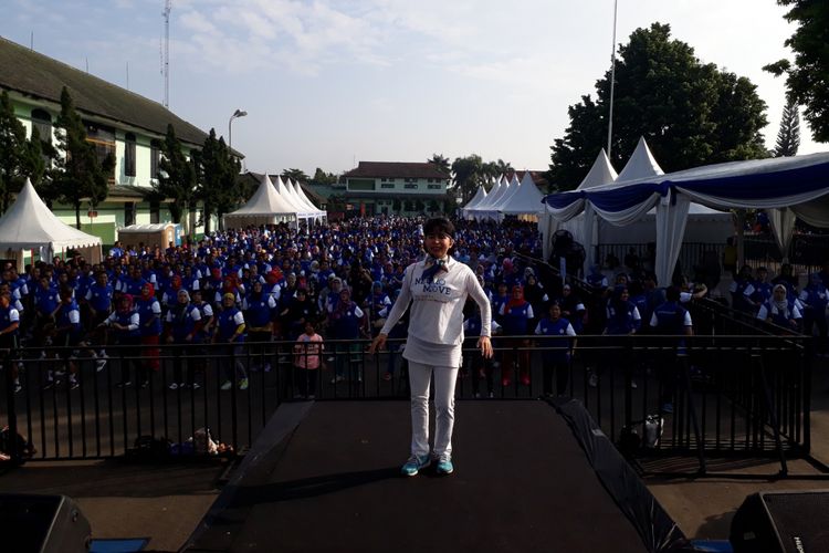 Ratusan masyarakat yang hadir dalam acara kampanye #LawanNeuropati melakukan senam bersama sebagai bentuk pencegahan terhadap penyakit gangguan saraf tepi atau neuropati, di halaman Museum PETA, Bogor, Jawa Barat, Minggu (29/4/2018)