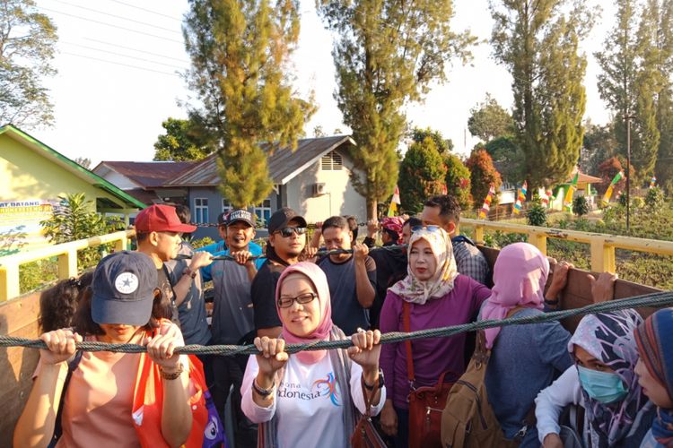 Wisatawan menggunakan truk untuk berkeliling di kawasan perkebunan teh Pagilaran. Kabupaten Batang, Jawa Barat, Kamis (3/5/2018).