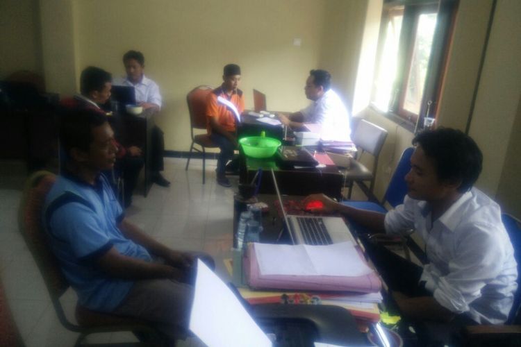 Tim penyidik Satreskrim Polres Rembang memeriksa saksi terkait tahanan Rutan Kelas II B Rembang di Mapolres Rembang, Senin (7/5/2018).?