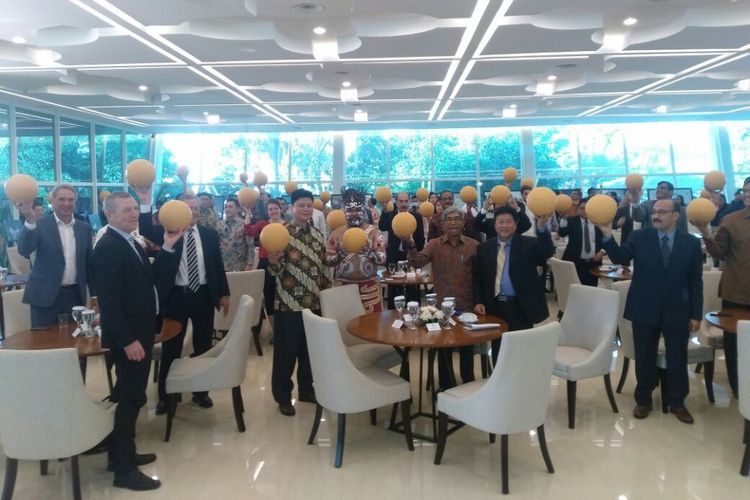Wakil Menteri Luar Negeri Republik Indonesia AM Fachir bersama para duta besar negara sahabat dan tamu yang menghadiri acara Diplomatic Gathering Football for Peace 2018 di Kementerian Luar Negeri, Selasa (8/5/2018).