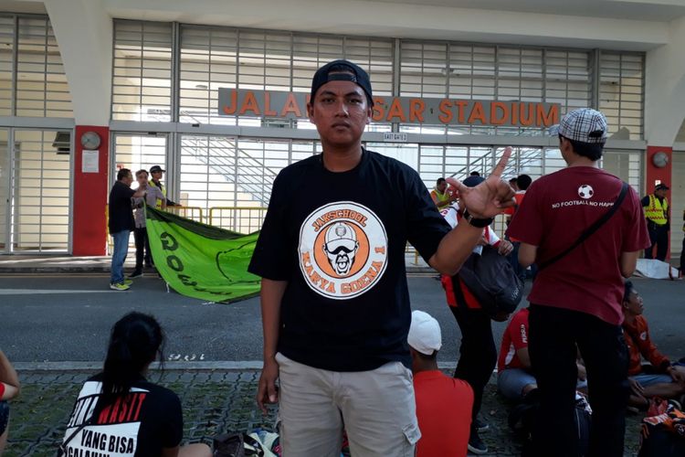 Seorang Jakmania, Tomy Suryo Bawono, yang memberikan dukungan secara langsung untuk Persija Jakarta di Singapura. 
