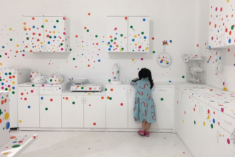 The Obliteration Room dalam pameran seni Yayoi Kusama: Life Is The Heart of A Rainbow pada 12 Mei-9 September 2018 di Museum MACAN, Jakarta, Rabu (9/5/2018). 