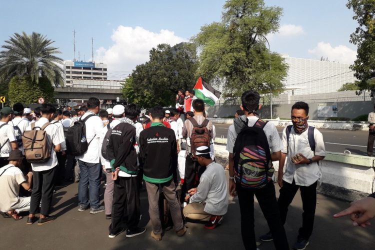 Puluhan mahasiswa yang berasal dari Forum Silaturahmi Lembaga Dakwah Kampus Jakarta, Depok, dan Bekasi berdemonstrasi di depan Gedung Kedutaan Besar Amerika Serikat, Jumat (11/5/2018).