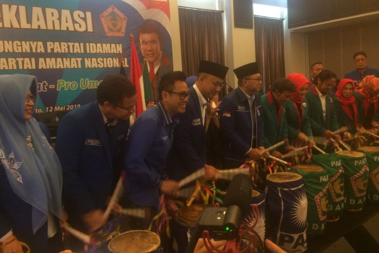 Ketua Umum Partai Idaman Rhoma Irama beserta Ketua Umum Zulkifli Hasan Menabuh Perkusi Menandai bergabungnya Partai Idaman ke Partai Amanah Nasional di Hotel Royal Kuningan, Jakarta, Sabtu (12/5/2018).