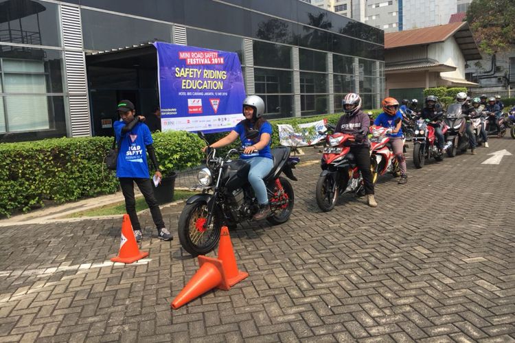 Praktek edukasi safety riding di dalam acara Mini Road Safety Festival 2018 di Hotel Ibis Jakarta Sentral Cawang, Sabtu (12/5/2018) .
