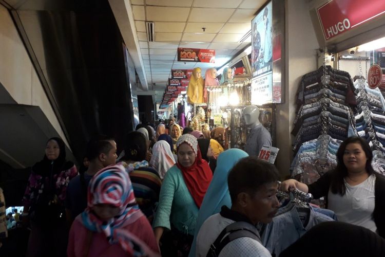 Pasar Tanah Abang Blok A dipenuhi pengunjung pada Sabtu (12/5/2018) jelang Bulan Ramadhan yang diperkirakan jatuh pada Kamis (17/5/2018) mendatang.