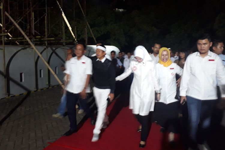 Calon Wakil Gubernur Jawa Barat, Dedi Mulyadi, saat tiba di Balairung Universitas Indonesia, Depok, Jawa Barat, jelang debat publik kedua Pilgub Jabar, Senin (14/5/2018)
