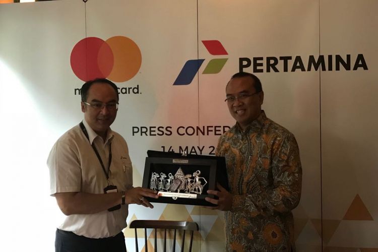 Commercial Retai Fuel Marketing Manager PT Pertamina (kiri), Deny Djukardi bersama Direktur Mastercard Indonesia, Tommy Singgih di Jakarta, Senin (14/5/2018).