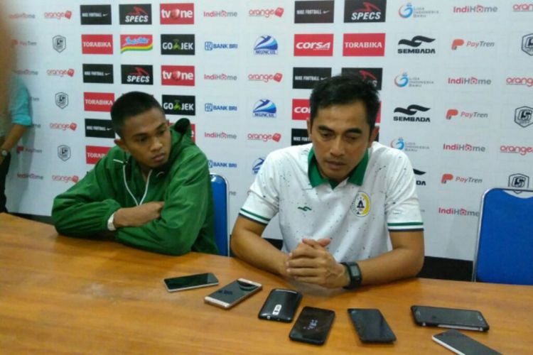 Asisten Pelatih PSS Sleman Seta Nurdiyantara dalam jumpa pers usai laga melawan Martapura FC. Di laga kandang terakhir sebelum libur puasa, PSS Sleman berhasil mengalahkan Martapura FC dengan skor 1-0.