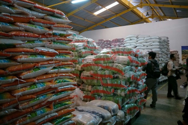 Tumpukan beras untuk memenuhi kebutuhan warga selama bulan puasa dan lebaran di Gudang Beras Cipinang, Rabu (16/5/2018). 