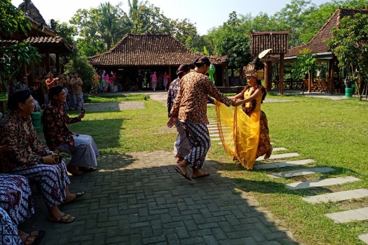 Wisatawan diajak menari tarian tradisional Desa Cebongan di destinasi wisata Omah Kecebong, Desa Cebongan, Kabupaten Sleman, DIY, Rabu (9/5/2018)