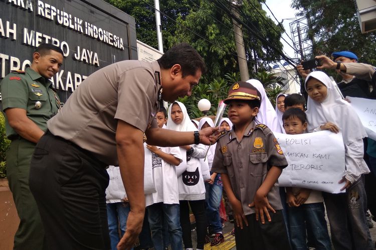Puluhan anak kecil sambangi Polres Jakarta Timur untuk memberikan semangat hadapi terorisme, Minggu (20/5/2018)