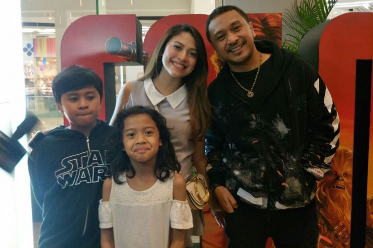 Giring Ganesha bersama istri dan kedua anaknya saat ditemui usai menonton Solo: A Star Wars Story di Gandaria City, Jakarta Selatan, Senin (21/5/2018).