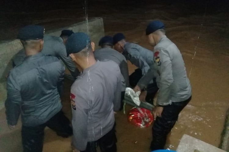 Puluhan personel Brimob Polda Maluku dikerahkan untuk membantu warga yang terkena musibah banjir di kawasan Ahuru, Kecamatan Sirimau AMbon, Selasa malam (22/5/2018)