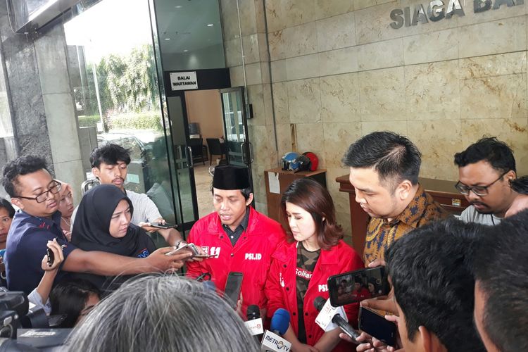 Ketua Umum Partai Solidaritas Indonesia (PSI) Grace Natalie (tengah) dan Sekjen PSI Raja Juli Antoni (kiri) di Kantor Bareskrim Polri, Selasa (22/5/2018).