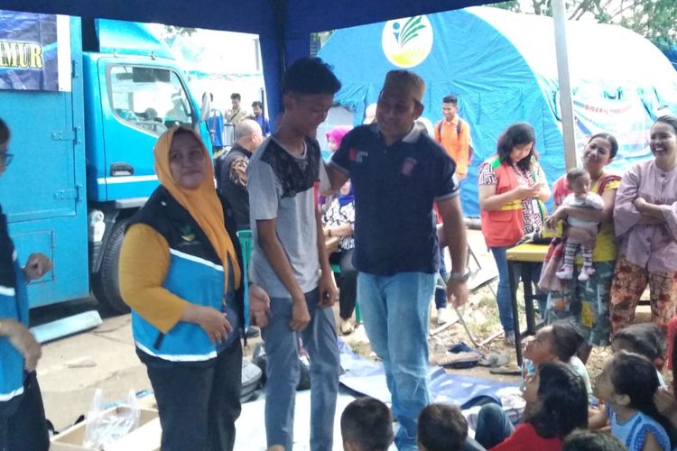 Said Bajuri hibur anak-anak korban kebakaran di Jakarta Timur, Selasa (22/5/2018)